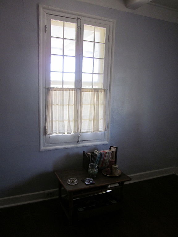 576px-NMP_1780s_House_interior_Bedroom_2_Window