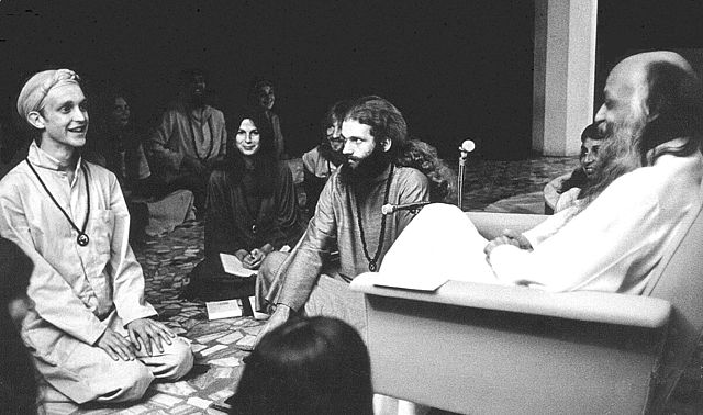 640px-bhagwan_shree_rajneesh_and_disciples_in_darshan_at_poona_in_1977